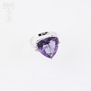 Ring with amethyst and diamonds in 18k white gold.