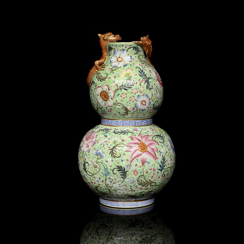 'Hulu' vase in pink family porcelain, with Qianlong seal - 8