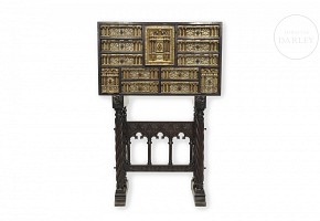 Castilian chest of drawers with bone marquetry