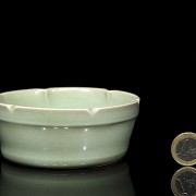 Celadon-glazed Longquan ceramic bowl, Song dynasty or later