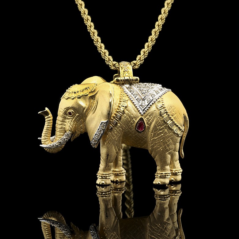 Collar-perfumero con forma de elefante en oro amarillo de 18 k