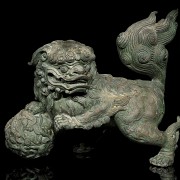 Figura de un león en bronce, China, S.XX