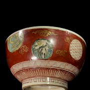 Glazed porcelain bowl ‘Windows and Medallions’, Qing dynasty