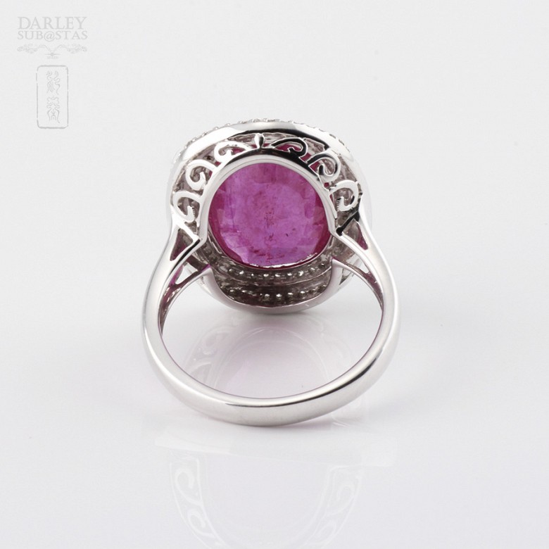 Ring with ruby ​​10.45cts and diamonds in 18K white gold.