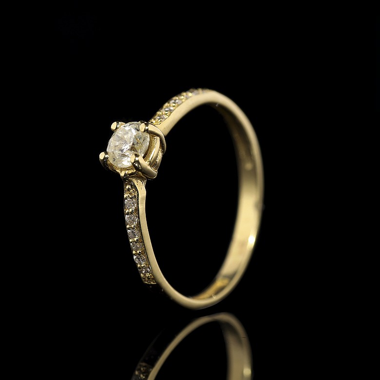 Anillo de oro amarillo 18 k con brillantes 0,30 ct.