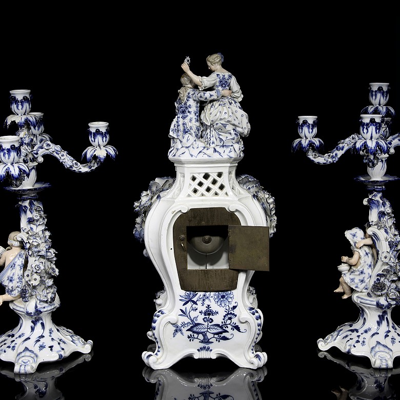 Juego de reloj con dos candelabros y peana, Meissen, S.XIX - XX