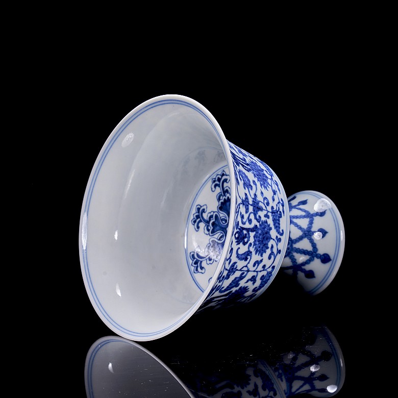 Enamelled porcelain ‘Chrysanthemums’ cup, with Qianlong seal