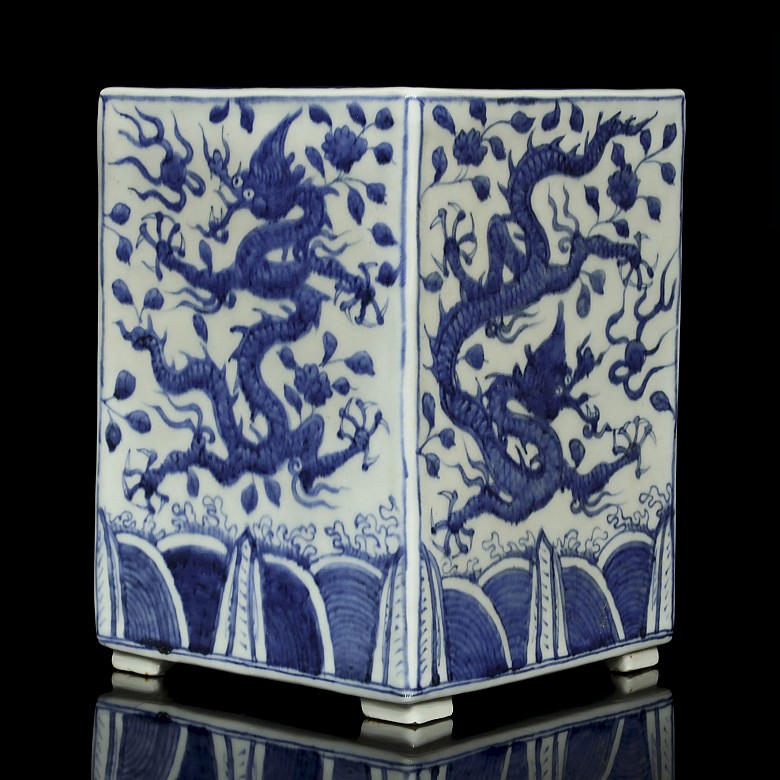 Flowerpot, blue and white, with dragons, 20th century