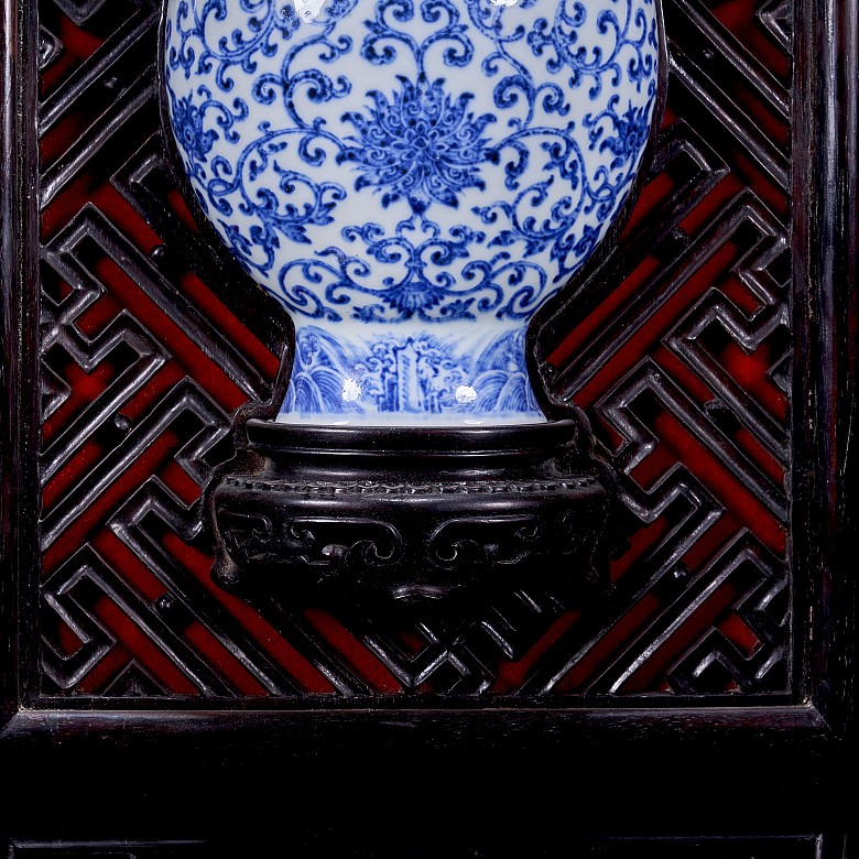 Enamelled porcelain decorative vase, Qing dynasty