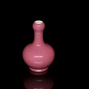 Pequeño jarrón de porcelana con esmalte rosa, con sello Yongzheng