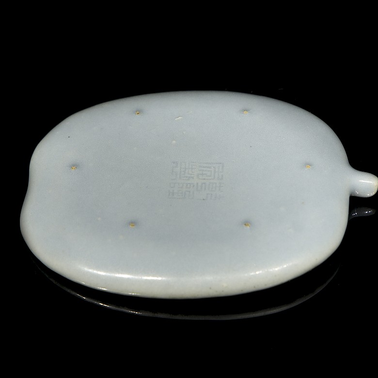 Small blue porcelain vessel ‘Fruit’, with Qianlong seal