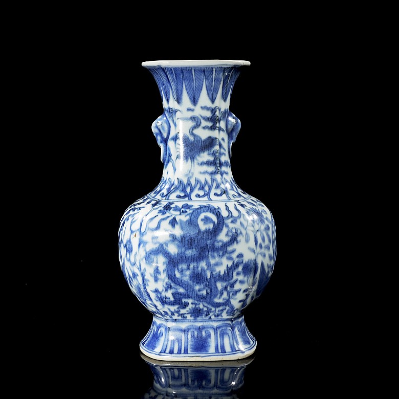 Jarrón de porcelana azul y blanco 