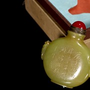 Yellow jade snuff bottle ‘Scene and poem’, Qing dynasty