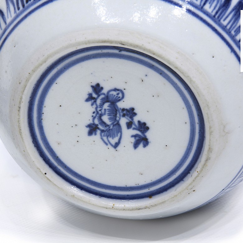 Pair of Chinese porcelain vessels, 19th century