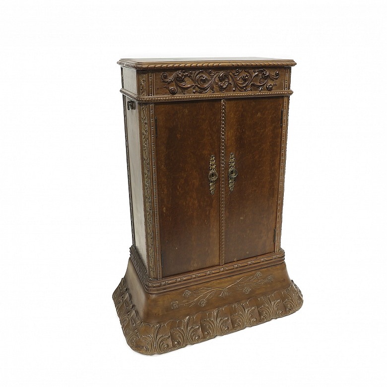 Vicente Andreu, between 1954 and 1968. Bar cabinet with carved decoration.