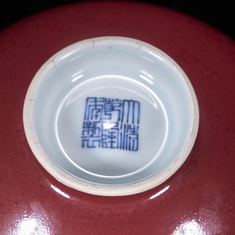 Cuenco de porcelana esmaltada en rojo, dinastía Qing, con sello Qianlong