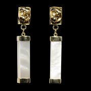 Yellow gold and mother-of-pearl earrings with movement