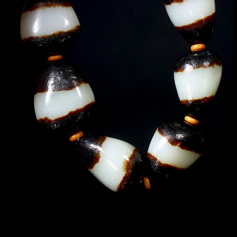 Bracelet of nine tricolour jade beads, 20th century