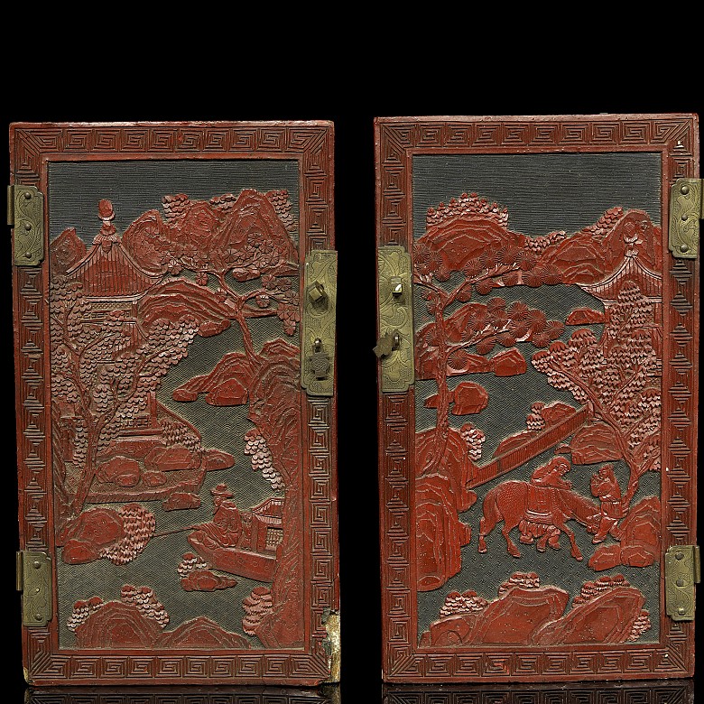 Set of four small carved and lacquered wooden doors, Qing dynasty.