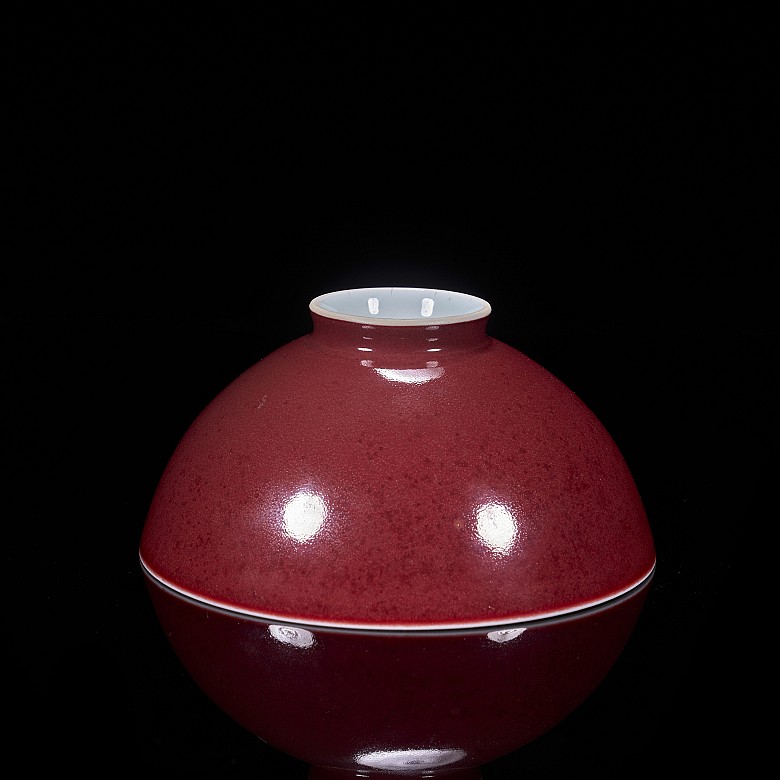 Red enamelled porcelain bowl, Qing dynasty, with Qianlong seal.