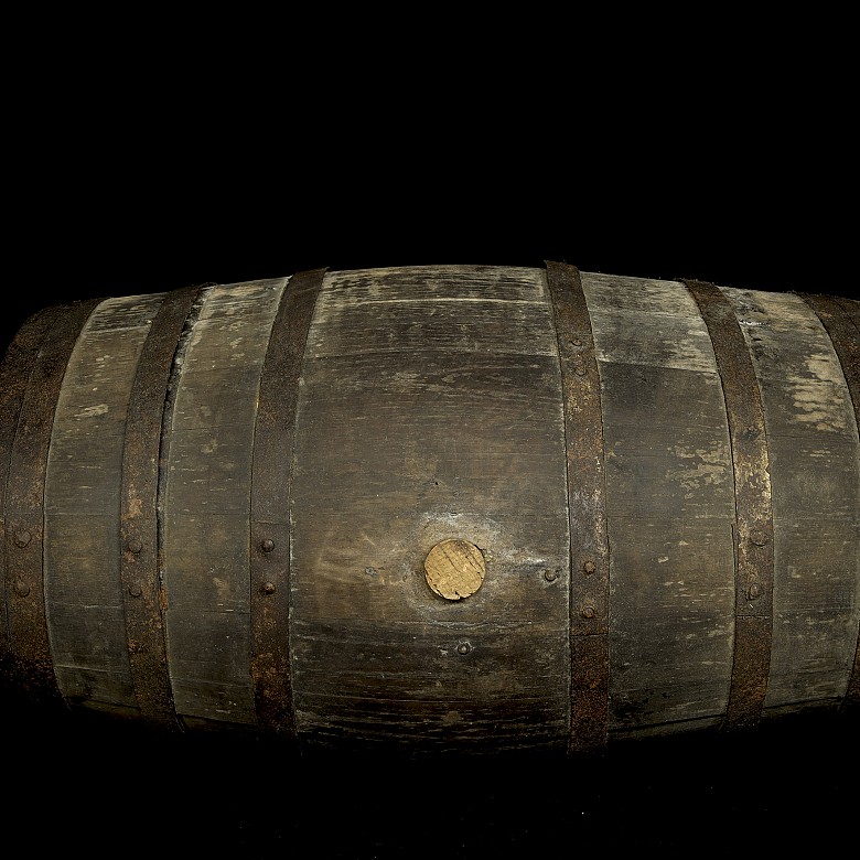 Oval barrel with stand