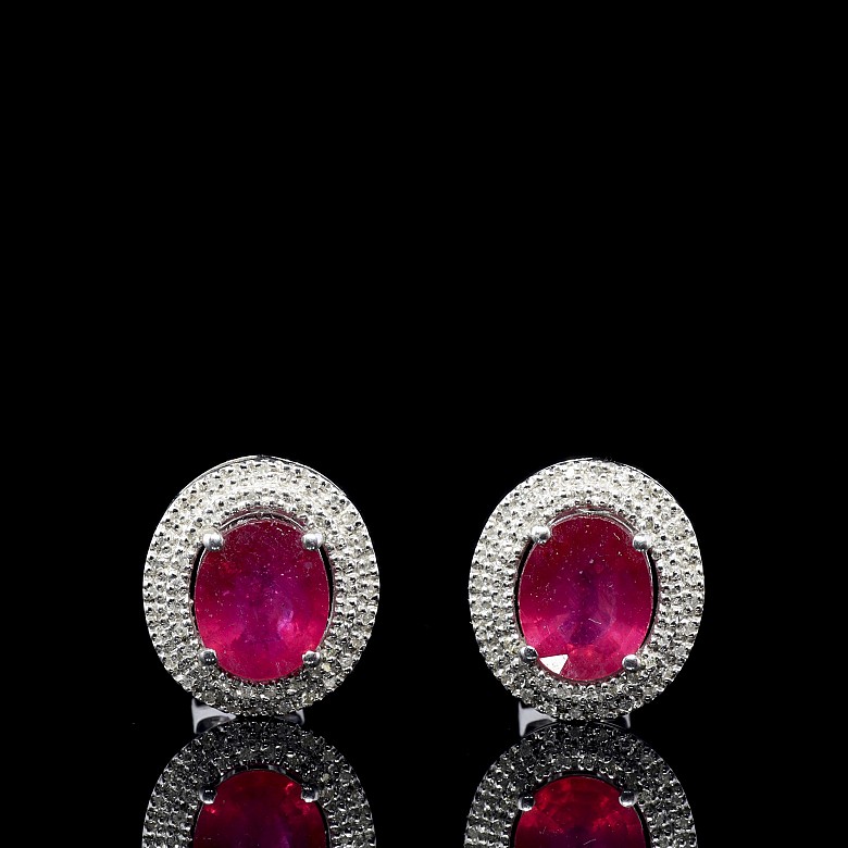 Earrings in 18kt white gold with rubies and diamonds