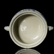 Blue-and-white porcelain censer ‘Birds and branches’, Qing dynasty