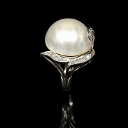 White gold ring with mother pearl