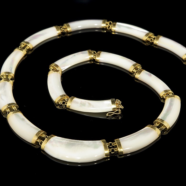 Yellow gold necklace with mother-of-pearl