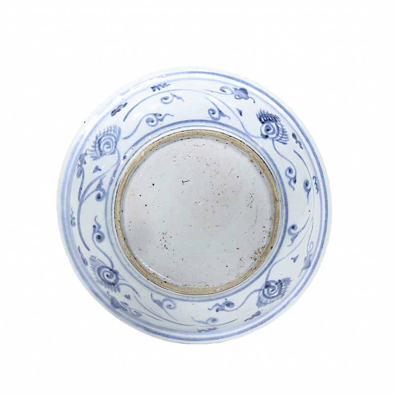 Glazed and decorated ceramic dish in blue, Ming dynasty - 1