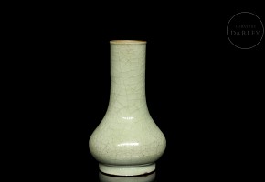 Ceramic vase with ‘Geyao’ glaze, Ming dynasty