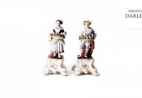 Pareja de figuras de porcelana alemana, S.XX