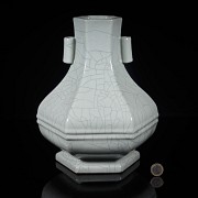 Hexagonal vase with ‘Geyao’ glaze, Qing dynasty