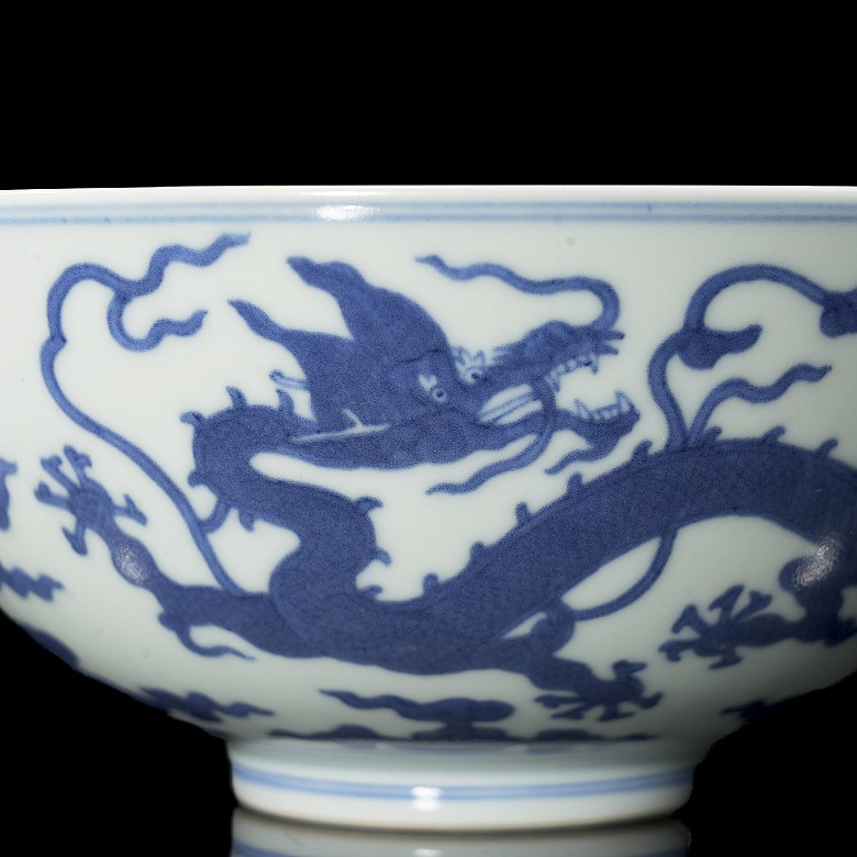 Porcelain bowl ‘Dragons’, with Jiaqing seal