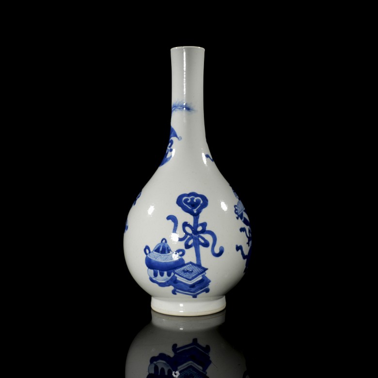 Blue-and-white glazed porcelain ‘Bogu Hua’ Dan Ping vase, Qing dynasty