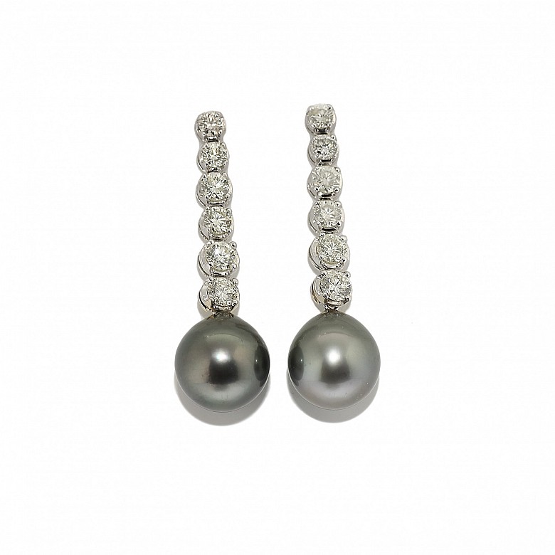 Earrings in 18k white gold with diamonds and Tahitian pearls