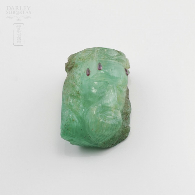 Head of Christ carved emerald - 3