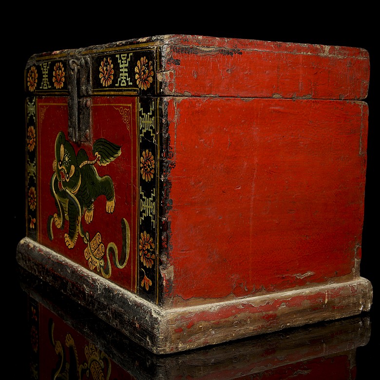 Tibetan polychrome wooden box, 19th-20th century