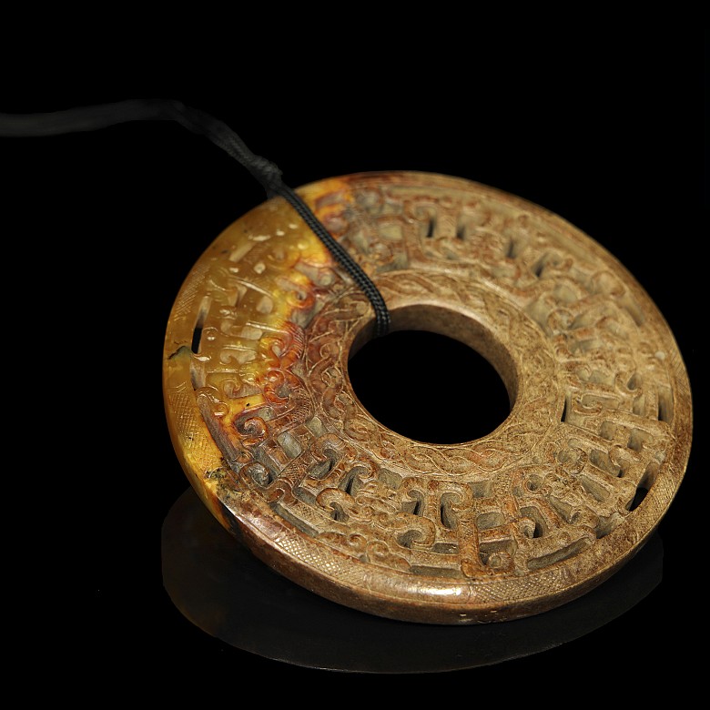 Carved jade disc, Eastern Han dynasty