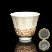 Small enamelled porcelain mug ‘Lotuses and characters’, with Tongzhi mark