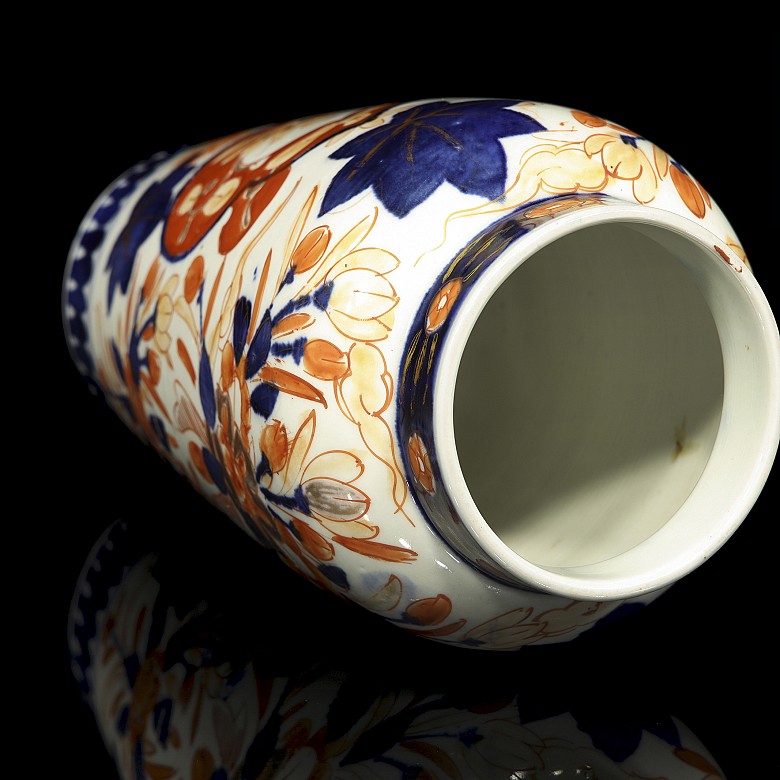 Japanese porcelain vase, 20th century