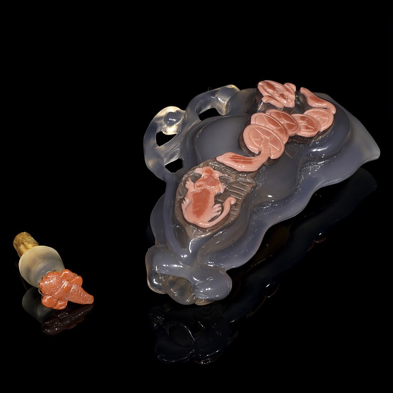 Agate snuff bottle 