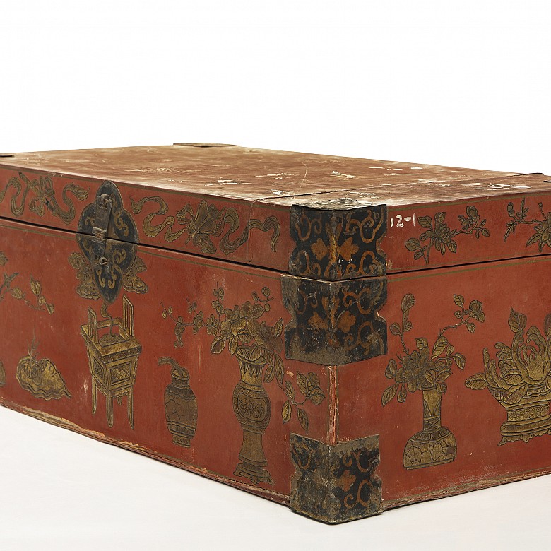 Chinese trunk lacquered in red, 19th-20th century