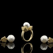 Set of earrings and ring of yellow gold and pearls