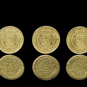 Tres monedas de oro 