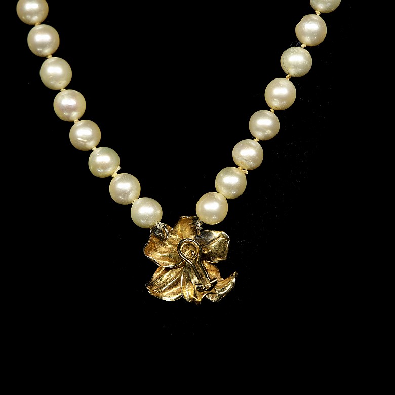 Cultivated pearl necklace and bracelet