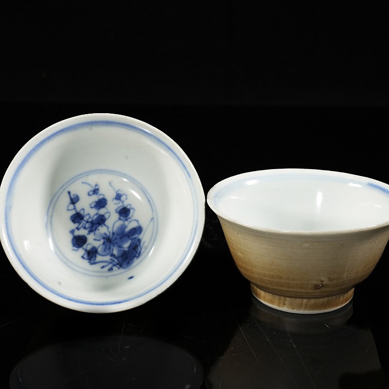 Pair of glazed porcelain bowls, with mark on the base