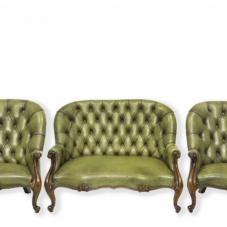 Valentí. Wooden three-piece suite with capitonné leather upholstery, 20th century