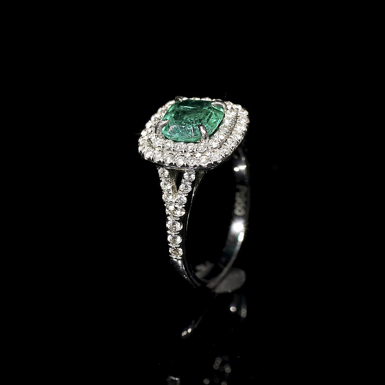 White gold ring with emerald and brilliants - 4