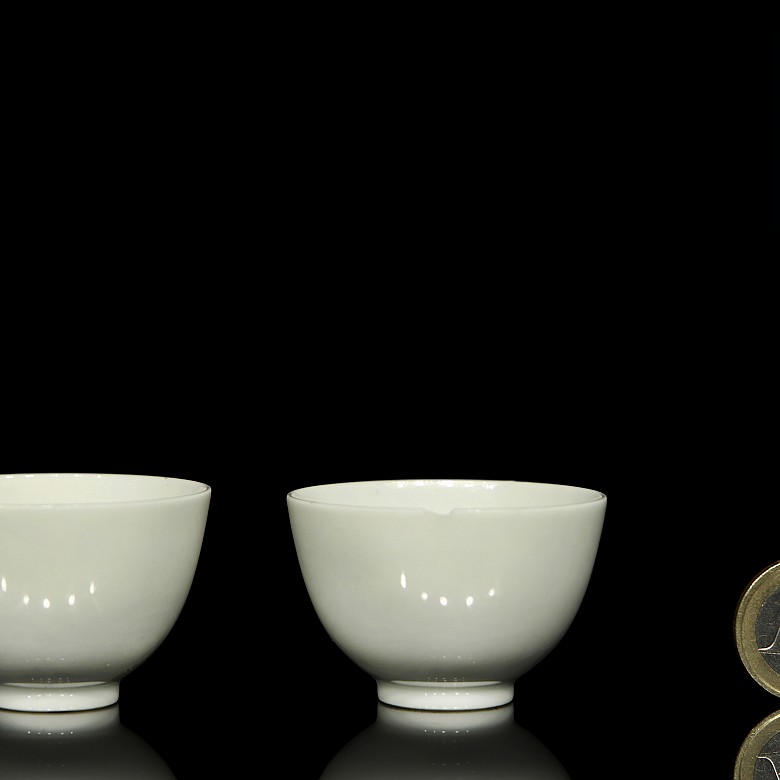 Pareja de tazas en porcelana monocroma, dinastía Qing